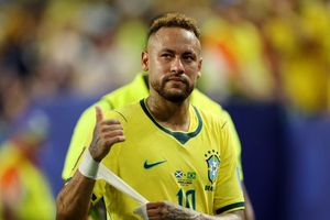 Neymar hôn bạn gái, bật khóc sau trận thắng của Brazil