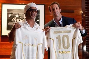 Ronaldinho tái xuất sân cỏ ở tuổi 46, ký hợp đồng với một đội bóng Serie C