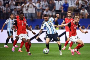 World Cup 2026: Kỷ lục sân cỏ và cơn sốt ngoài đường biên