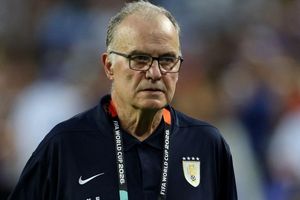 Cầu thủ Uruguay phản đối chiến thuật của huấn luyện viên trước trận gặp Tây Ban Nha
