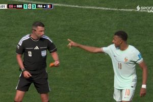 Khoảnh khắc Mbappe 'chỉ đạo' trọng tài gây bão mạng
