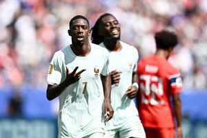 Dembele phiên bản Quả bóng Vàng xuất hiện