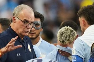 Dàn sao Uruguay công khai 'bật' HLV Bielsa trước trận sinh tử