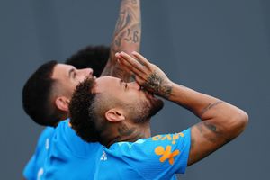 'Siêu dự bị' Neymar