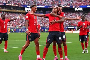 Anh và Croatia tiến vào vòng knock-out