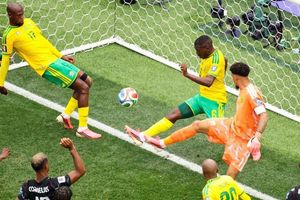 Nam Phi 0-0 Canada: Pha cứu thua trên vạch vôi