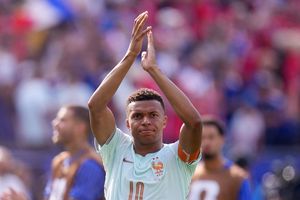 Ronaldo gọi Mbappe là người kế thừa