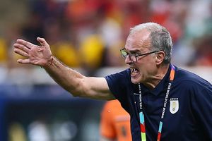 Bielsa tố cầu thủ Uruguay bỏ rơi mình