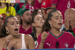 Danh tính cặp song sinh gây bão trên khán đài World Cup