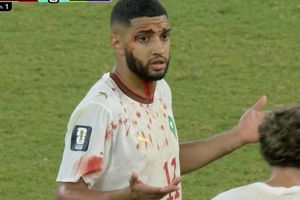 Hai cầu thủ đổ máu trong trận cầu thót tim giữa Hà Lan và Morocco