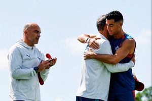 Ronaldo nghẹn ngào tiễn đồng đội cũ rời tuyển Bồ Đào Nha