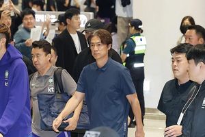 [Video] Huấn luyện viên Hàn Quốc bị la ó dữ dội khi trở về sau thất bại ở World Cup