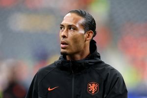 Van Dijk, Koeman bị tố 'phản bội bóng đá Hà Lan'