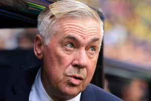 Cận cảnh đôi mắt 'thấu hồng trần' của HLV Ancelotti