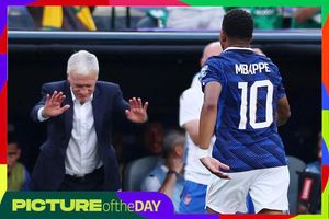 Khoảnh khắc World Cup: Deschamps nghiêng mình trước Mbappe