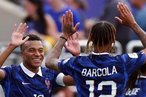 Lập kỷ lục, Mbappé bắt kịp Messi
