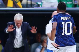 Mbappe phá kỷ lục, HLV Deschamps cúi người bái phục
