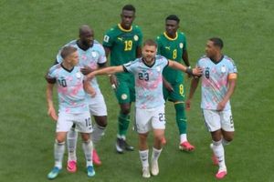Trossard và Tielemans suýt đánh nhau trên sân