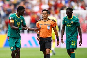 Chiếc áo kỳ lạ của trọng tài World Cup