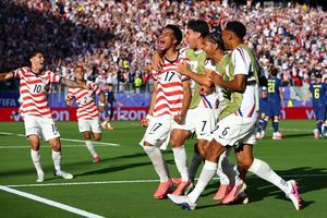 Còn ai cười chê các đội chủ nhà World Cup