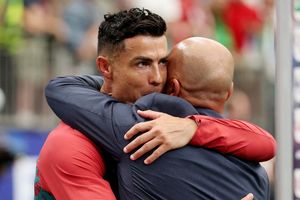 Chuyên gia chỉ trích HLV Bồ Đào Nha tâng bốc Ronaldo quá đà