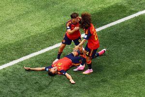 Cucurella và Oyarzabal gây bất ngờ