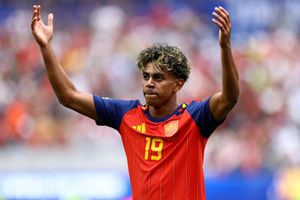 Yamal thách thức Ronaldo