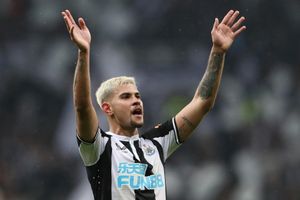 Newcastle bị 'xâu xé'