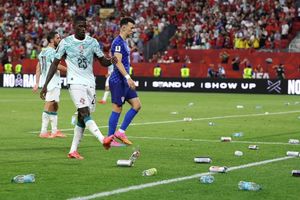 CĐV Croatia ném chai lọ khi đội nhà bị tước bàn thắng