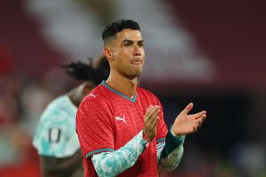 Ronaldo gây tranh cãi khi nhận giải hay nhất trận