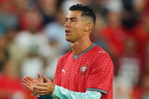 Hành động 'gây bão' mạng xã hội của Ronaldo