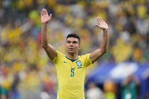 Vì sao Casemiro chưa thể trở thành đồng đội của Messi?