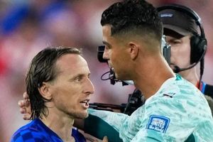 Khoảnh khắc Ronaldo ôm Luka Modric gây sốt