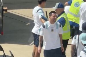 Sao Argentina bị tịch thu đồ cấm ở sân bay, Messi phản ứng hài hước