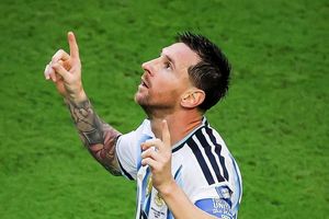 Messi ghi bàn liên tiếp, chạm cột mốc vô tiền khoáng hậu