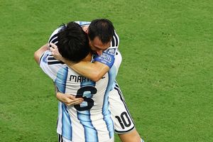 Messi ghi bàn, Lisandro khiến Ibrahimovic và Roy Keane trầm trồ