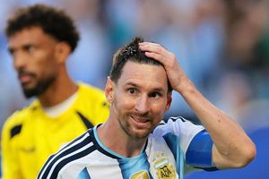 Khoảnh khắc sững sờ của Messi