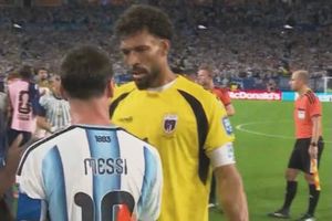 Cái ôm gây bão mạng của Messi và Vozinha