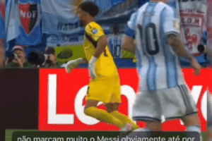Vozinha 'nhảy múa' trước Argentina khiến dân mạng phát cuồng