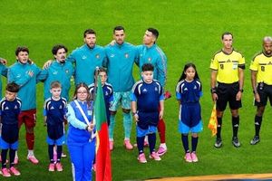 Vì sao Ronaldo luôn đứng nghiêng khi hát quốc ca?
