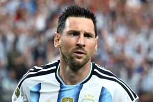 Messi lập ba siêu kỷ lục, bỏ xa Ronaldo