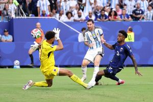Thủ môn Vozinha có màn trình diễn để đời trước Messi