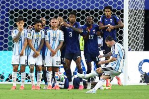 Vì sao trọng tài chưa thổi còi, Messi vẫn đá phạt suýt ghi bàn?