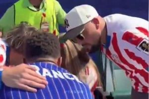 Mbappe xin lỗi sau khi khiến nữ CĐV bật khóc