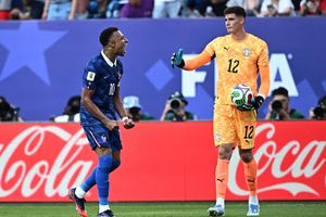 Mbappe ăn mừng khiêu khích