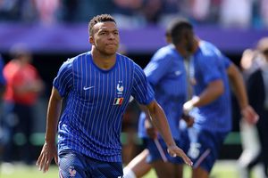 Mbappe xin lỗi CĐV trên sân