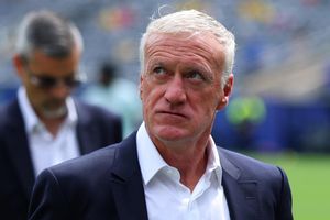 HLV Deschamps đi vào lịch sử World Cup
