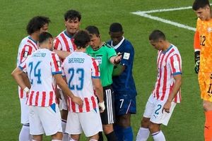 Dembele 'gài bẫy' đối thủ trên chấm 11m để Mbappe hạ đẹp Paraguay