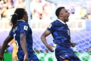 Mbappe kéo Pháp vào tứ kết sau trận thắng nhọc