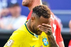 Neymar khóc nức nở sau thất bại của Brazil